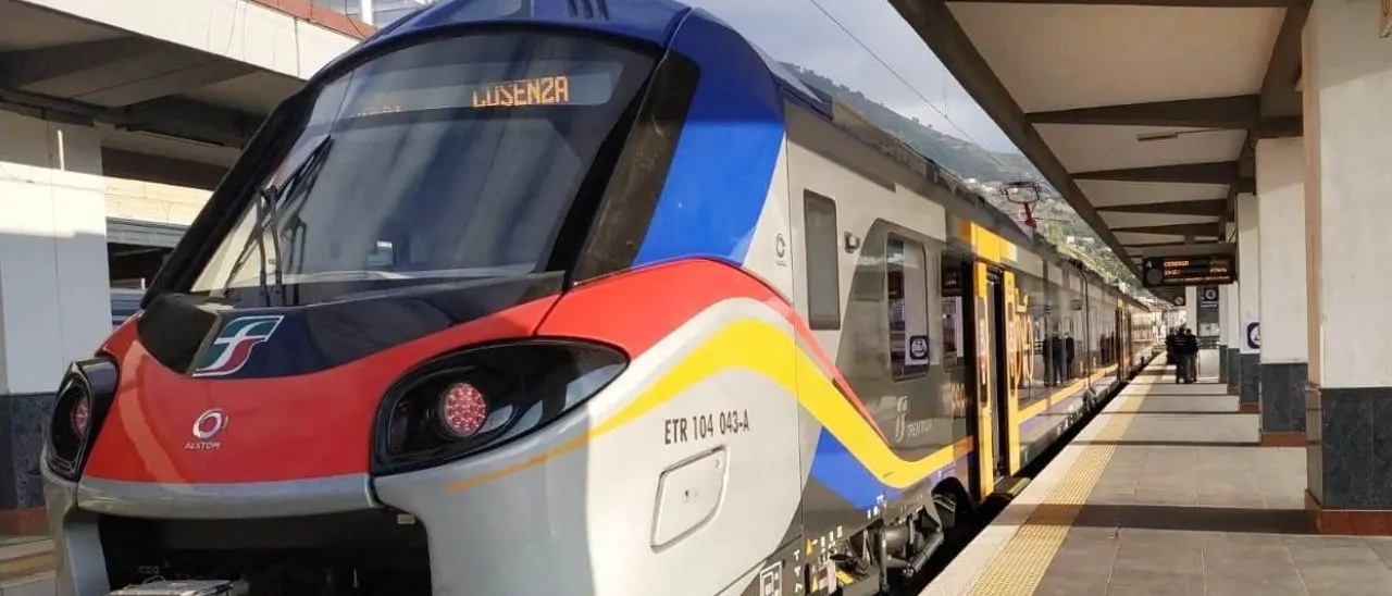 Trasporto ferroviario Calabria, si rinforza la pattuglia dei convogli a trazione elettrica: consegnati due nuovi treni Pop