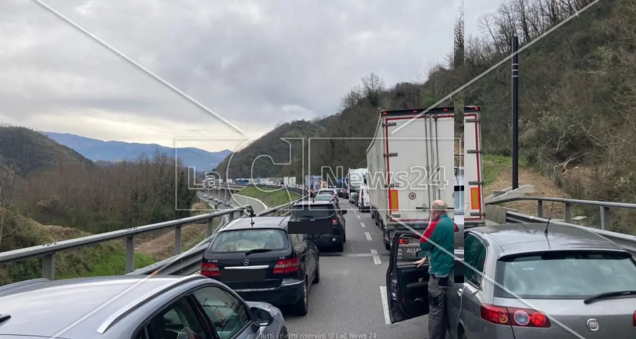 Incidente e acquazzone paralizzano per un’ora\u00A0il traffico sull’A2 in direzione sud tra Altilia e Falerna\n