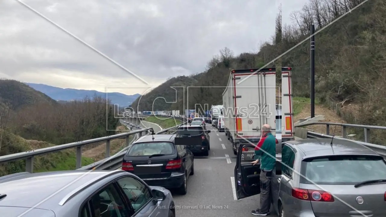 Auto prende fuoco sull’A2 nel tratto tra Cosenza e Rogliano: traffico bloccato per ore e 3 chilometri di fila