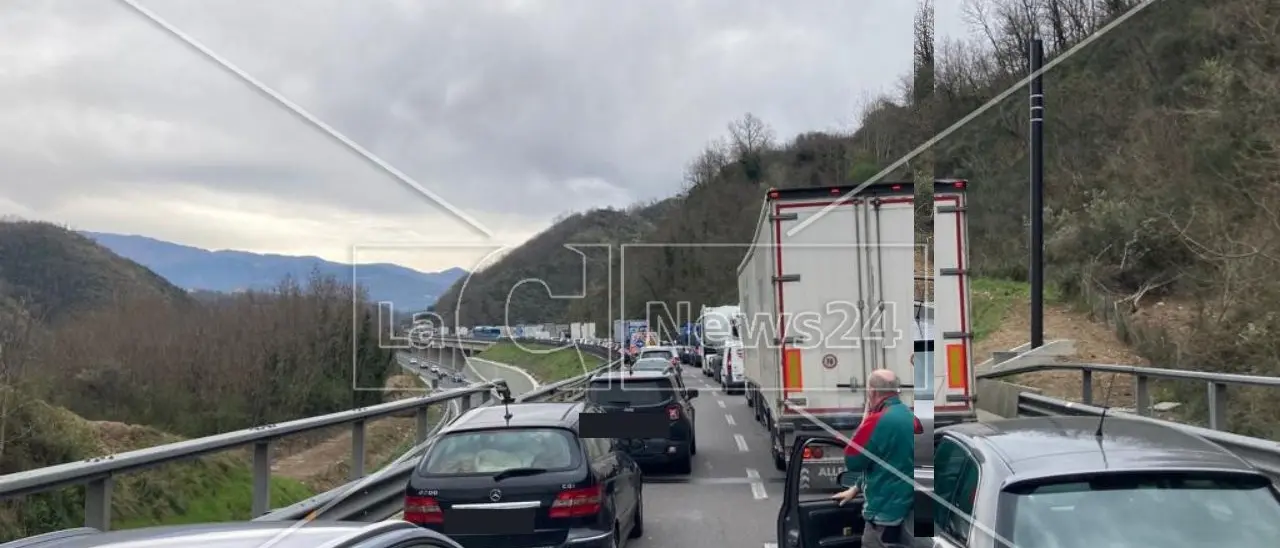 Auto prende fuoco sull’A2 nel tratto tra Cosenza e Rogliano: traffico bloccato per ore e 3 chilometri di fila