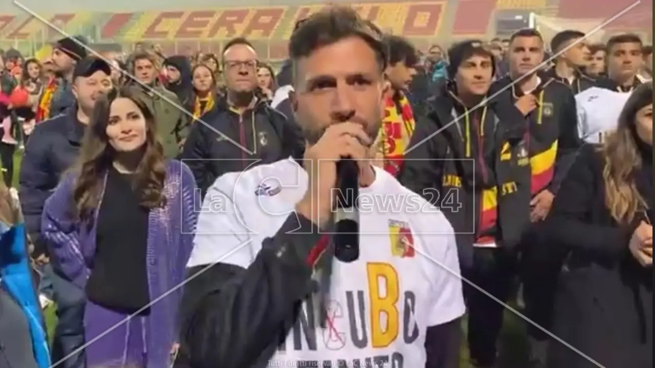 Il bomber Iemmello fa partire il coro offensivo contro il Cosenza: «Venga squalificato»