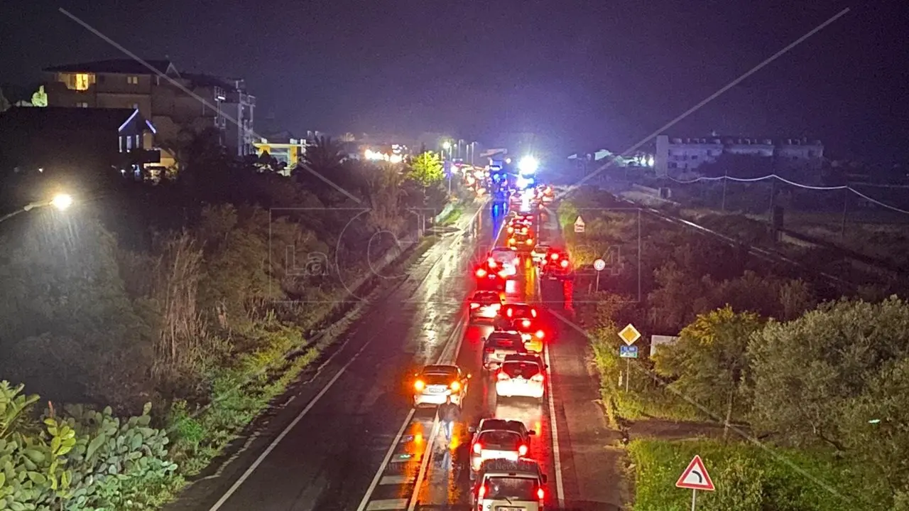 Tragico incidente sulla statale 106 nel Reggino: un morto nell’impatto tra un’auto e un camion