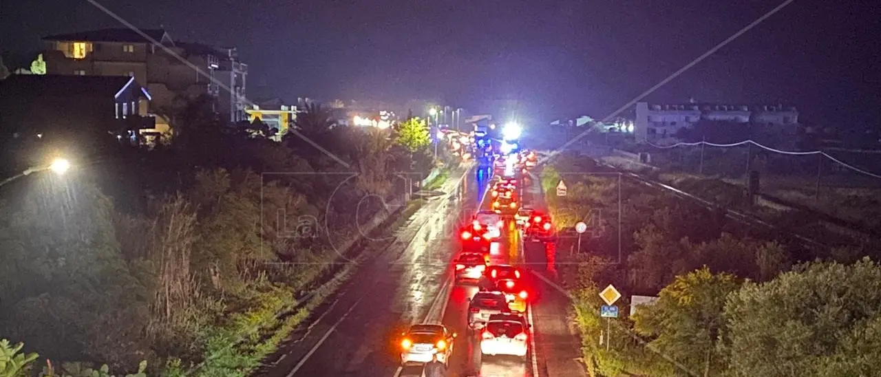 Tragico incidente sulla statale 106 nel Reggino: un morto nell’impatto tra un’auto e un camion