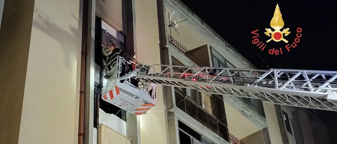 Incendio in un appartamento a Catanzaro: uomo messo in salvo dai vigili del fuoco