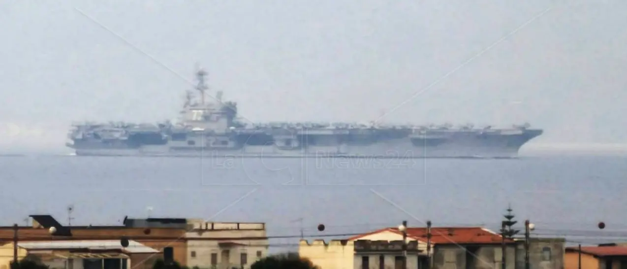 Portaerei americana e due incrociatori nelle acque dello Stretto di Messina