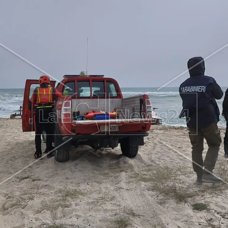 Naufragio Cutro, il mare restituisce il corpo di un migrante: un uomo dall’età apparente di 30 anni