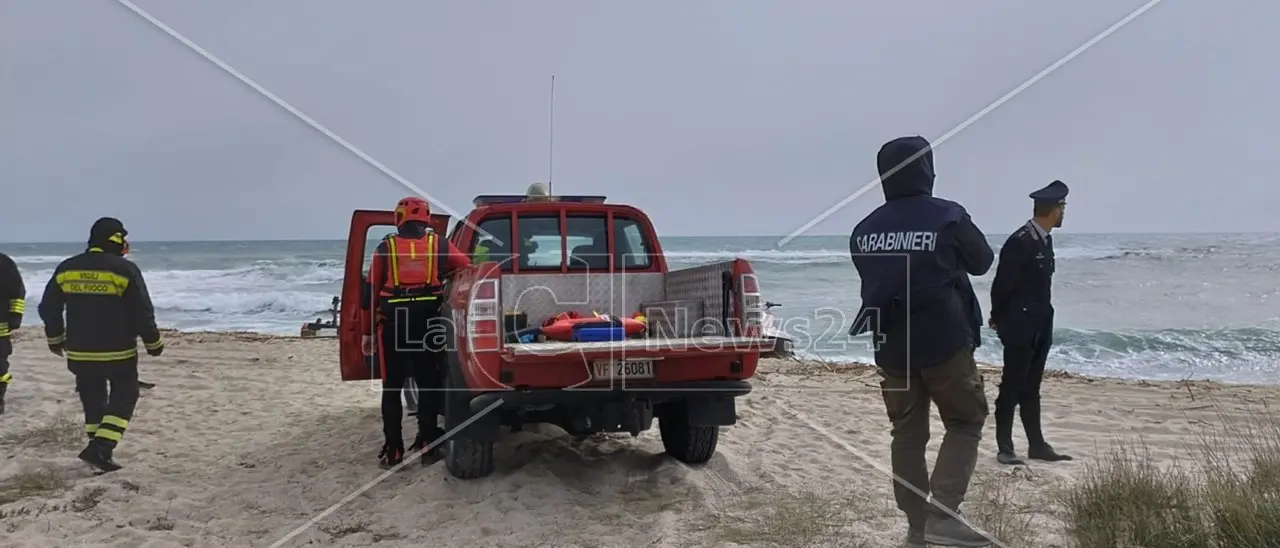 Naufragio Cutro, il mare restituisce il corpo di un migrante: un uomo dall’età apparente di 30 anni
