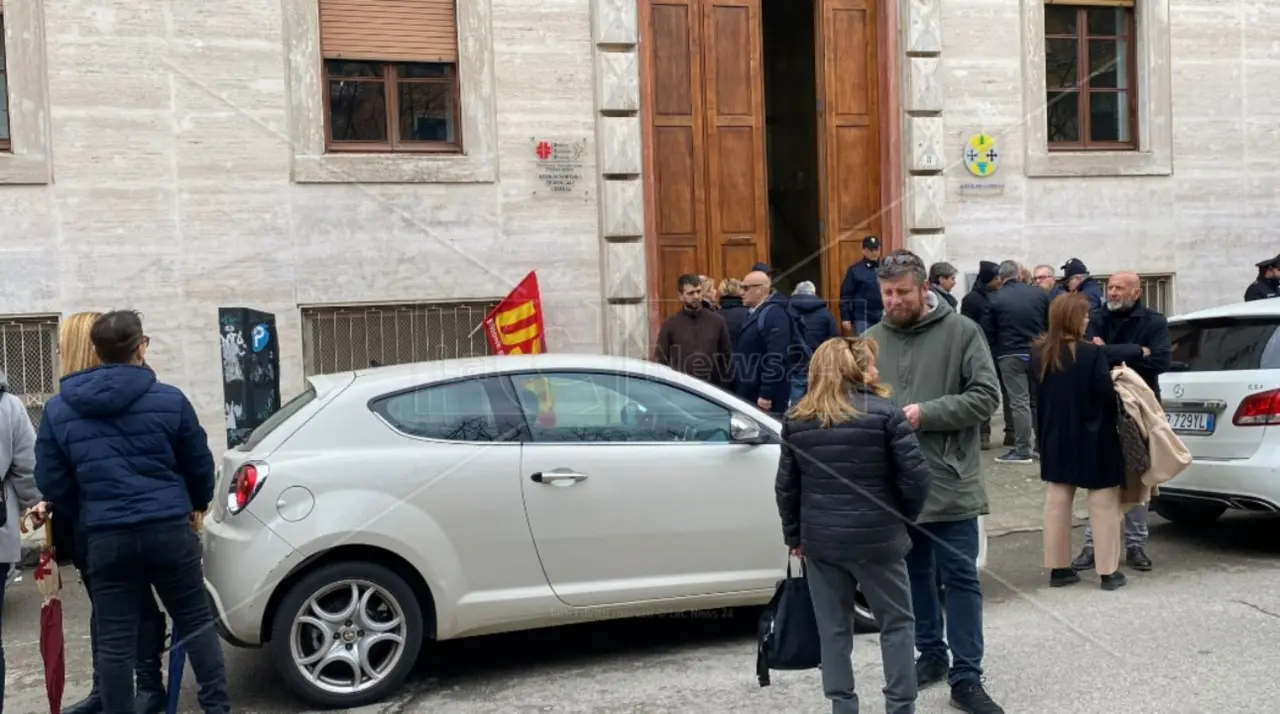 Cosenza, gli operatori socio-sanitari in protesta davanti alla sede dell’Asp