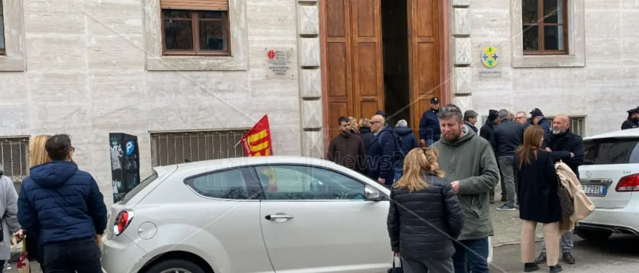 Cosenza, gli operatori socio-sanitari in protesta davanti alla sede dell’Asp