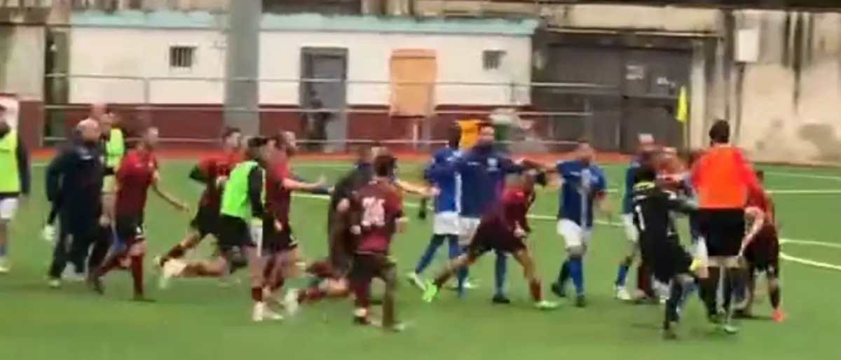 Rissa durante la partita tra Virtus Rosarno e Real Pizzo: daspo per 11 giocatori