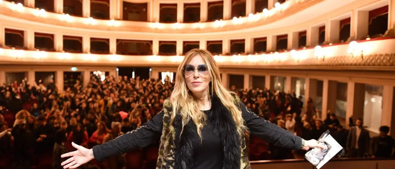 Pericoli della rete, Bruzzone a Reggio Calabria: «Aumento vertiginoso di depressione e ansia causata dai social»