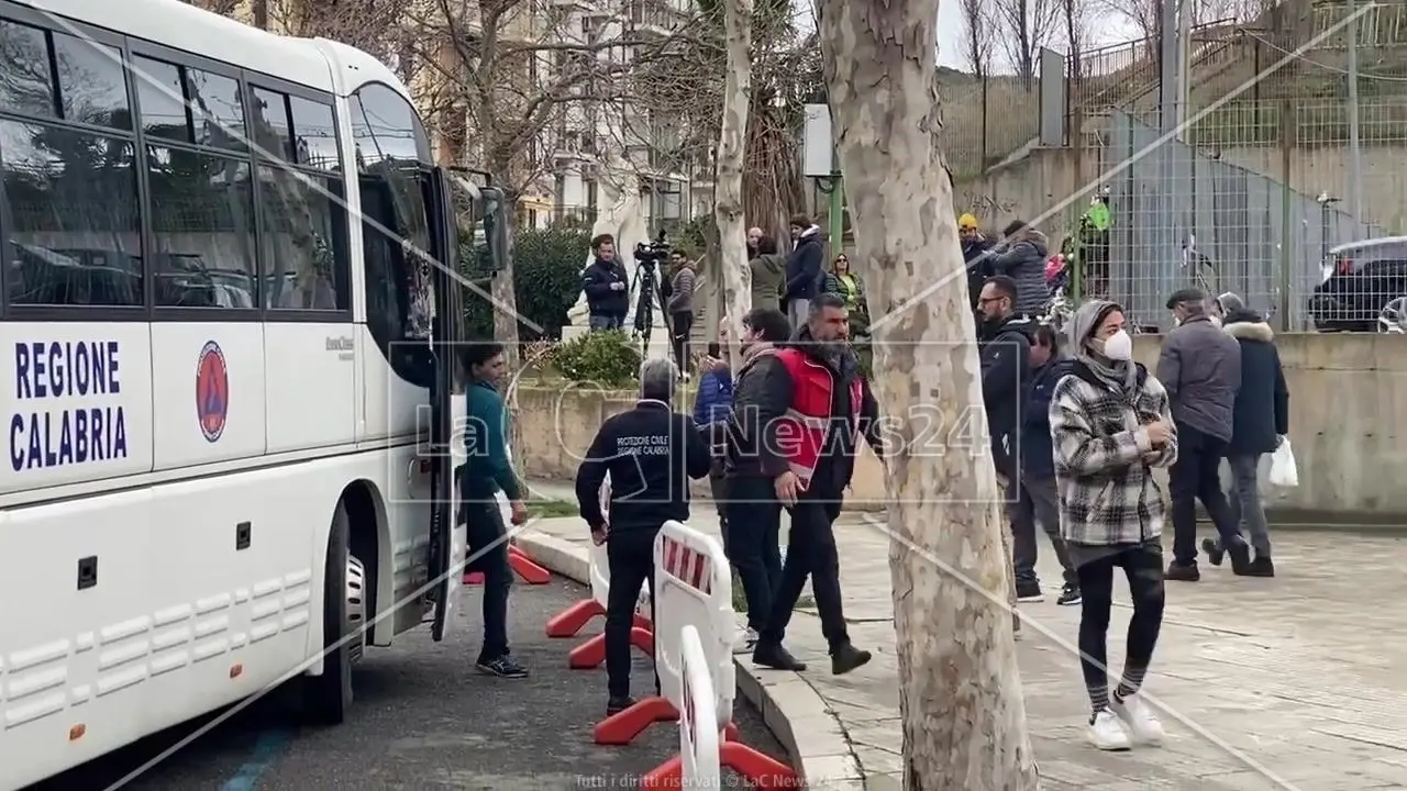 Strage di Cutro, i trafficanti turchi hanno costretto chi si è salvato a pagare il viaggio del naufragio