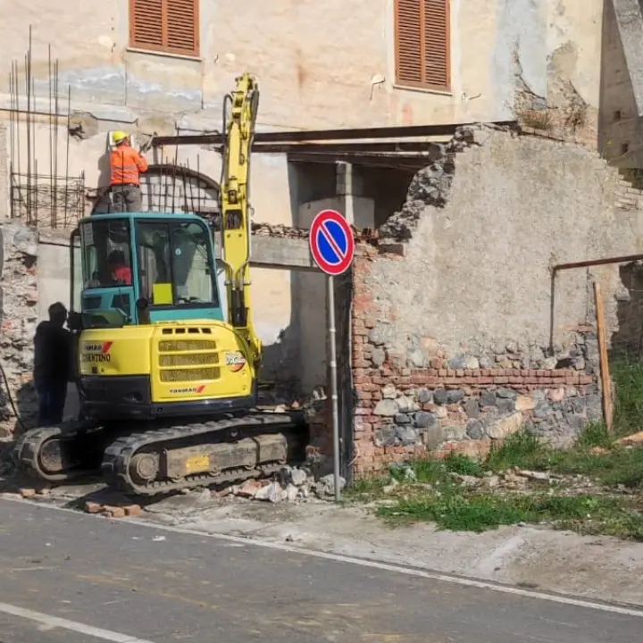 Cassano allo Jonio, ruspe in azione per la demolizione di un fabbricato abusivo