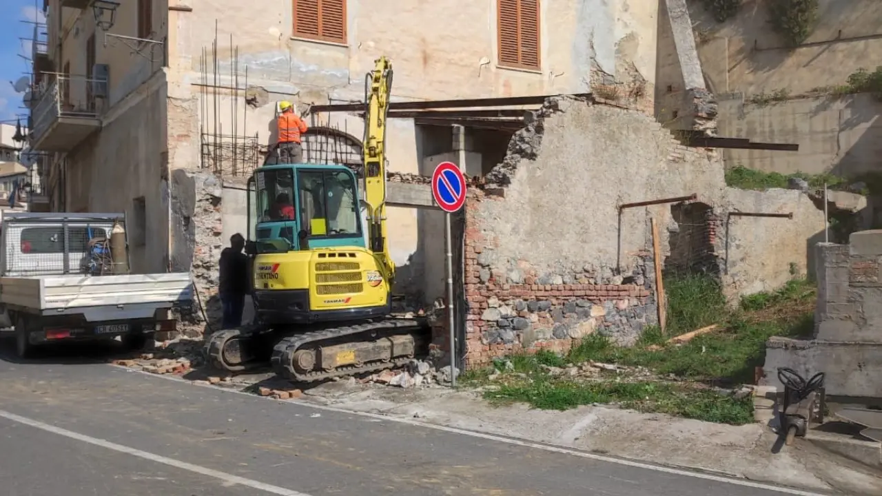 Cassano allo Jonio, ruspe in azione per la demolizione di un fabbricato abusivo