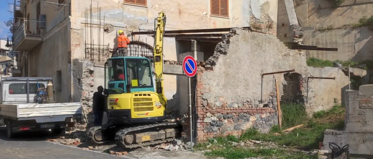 Cassano allo Jonio, ruspe in azione per la demolizione di un fabbricato abusivo