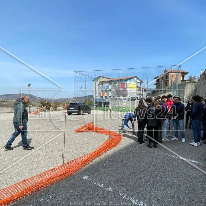 Muro pericolante al liceo di Acri, la Provincia ci ripensa e riapre l’area interdetta: gli studenti fermano la protesta