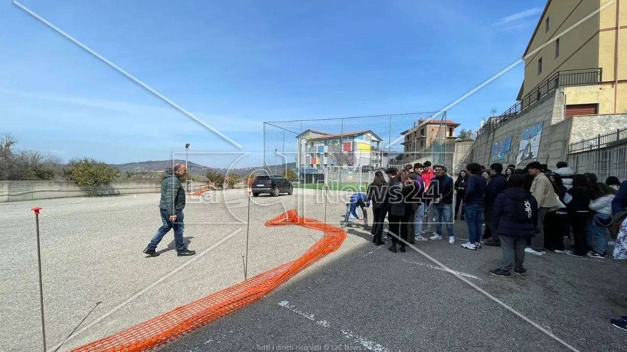 Muro pericolante al liceo di Acri, la Provincia ci ripensa e riapre l’area interdetta: gli studenti fermano la protesta