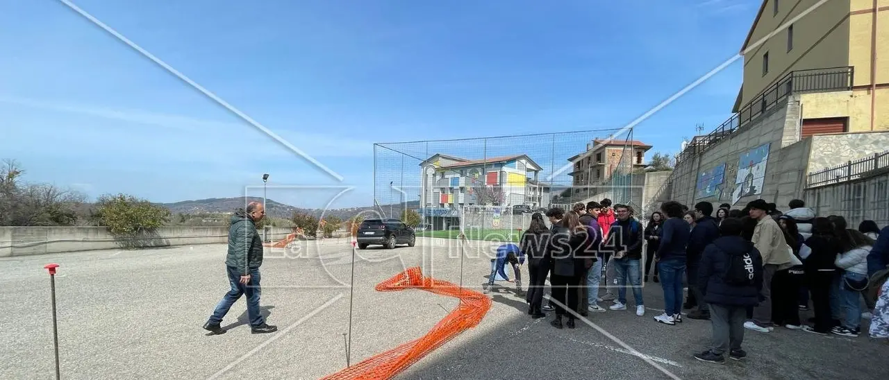 Muro pericolante al liceo di Acri, la Provincia ci ripensa e riapre l’area interdetta: gli studenti fermano la protesta