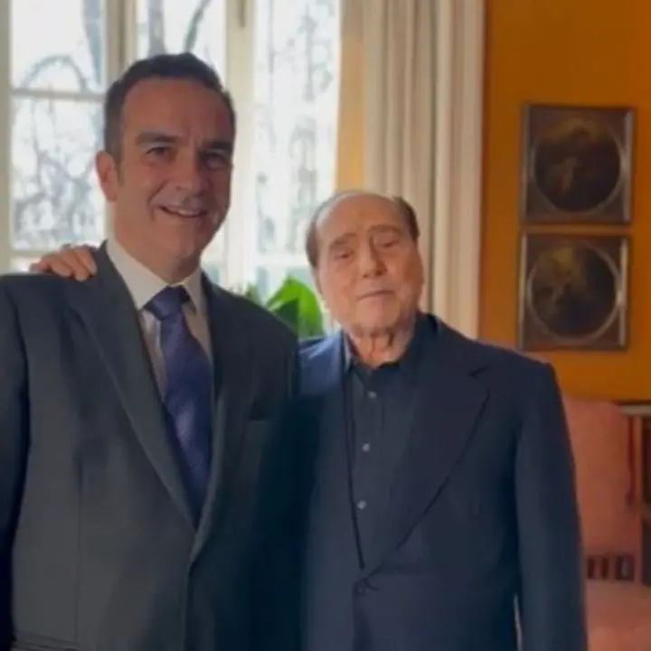 Ponte sullo Stretto, la battuta di Berlusconi: «Permetterà alla Calabria di conquistare la Sicilia»