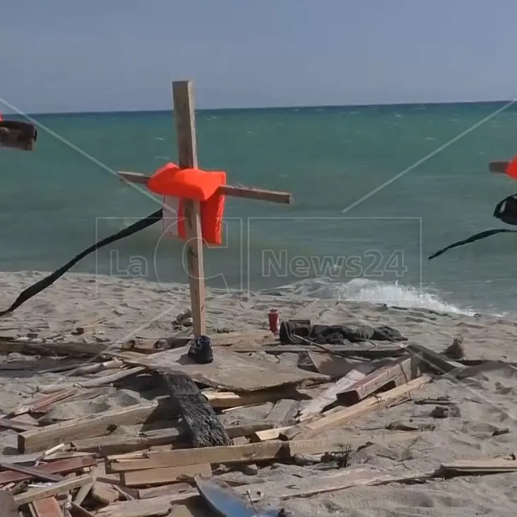 Domenica l’opera artistica collettiva del regista Cauteruccio sulla spiaggia di Steccato di Cutro