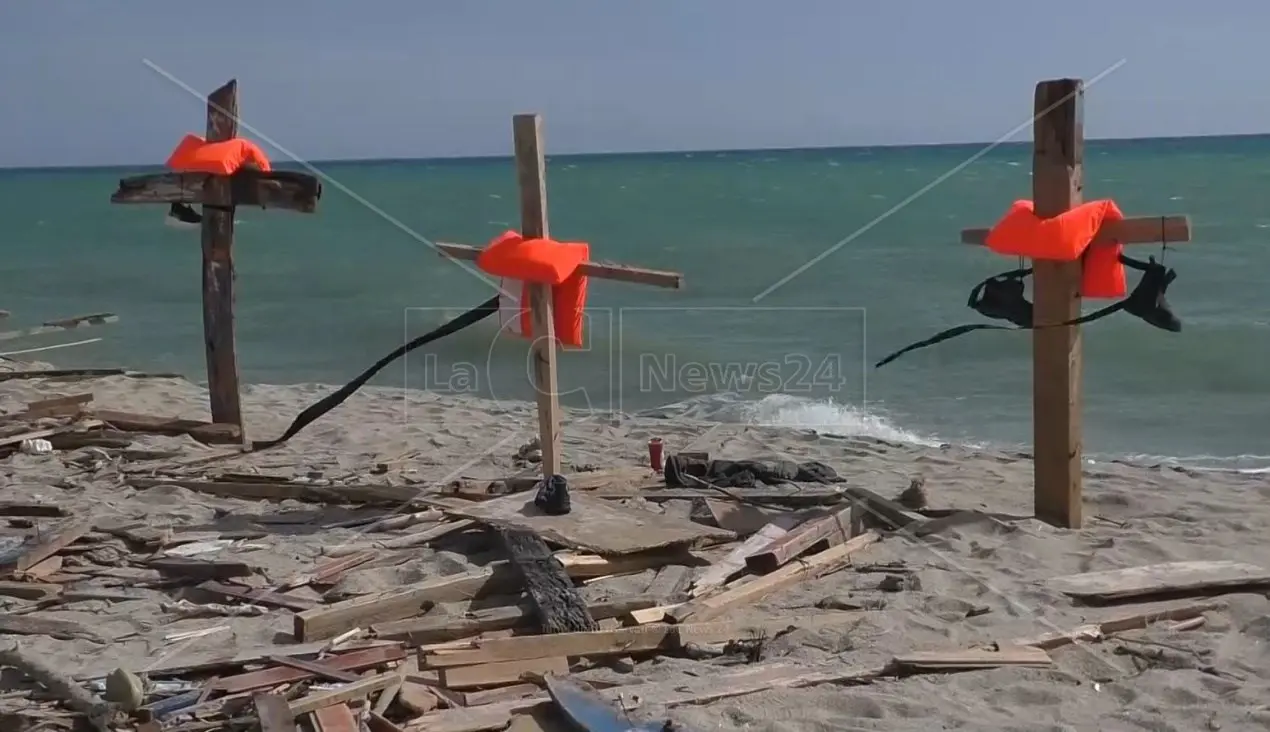 Domenica l’opera artistica collettiva del regista Cauteruccio sulla spiaggia di Steccato di Cutro