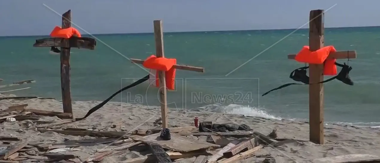 Domenica l’opera artistica collettiva del regista Cauteruccio sulla spiaggia di Steccato di Cutro