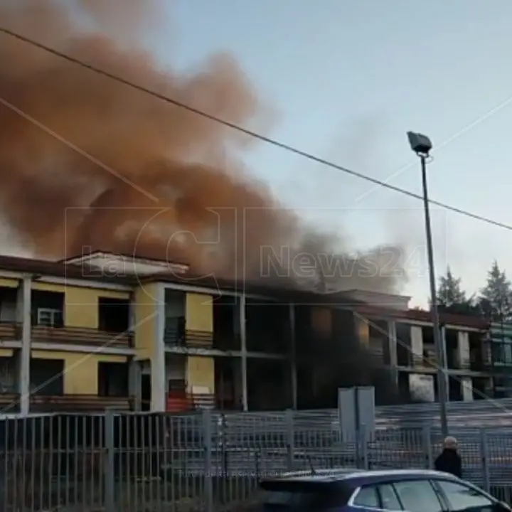 Incendio in una scuola a Vibo, identificati gli autori: sono minorenni