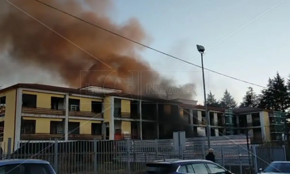 Incendio in una scuola a Vibo, identificati gli autori: sono minorenni