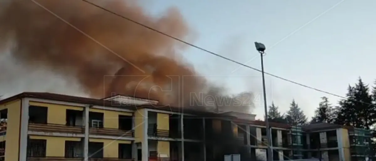 Incendio in una scuola a Vibo, identificati gli autori: sono minorenni