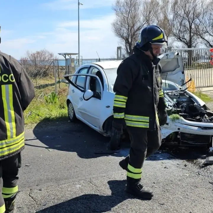Incidente a Crotone, tre feriti nello scontro tra due auto lungo la strada Consortile