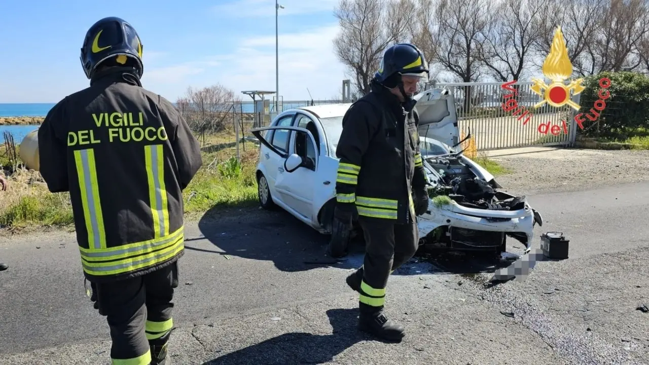 Incidente a Crotone, tre feriti nello scontro tra due auto lungo la strada Consortile