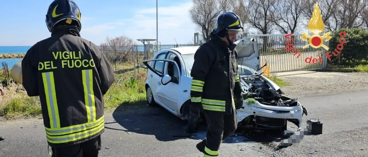Incidente a Crotone, tre feriti nello scontro tra due auto lungo la strada Consortile