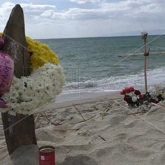 «Il cuore mi si stringe davanti al mare ma dobbiamo essere uniti per mantenere forte la memoria»: l’appello del sindaco di Cutro