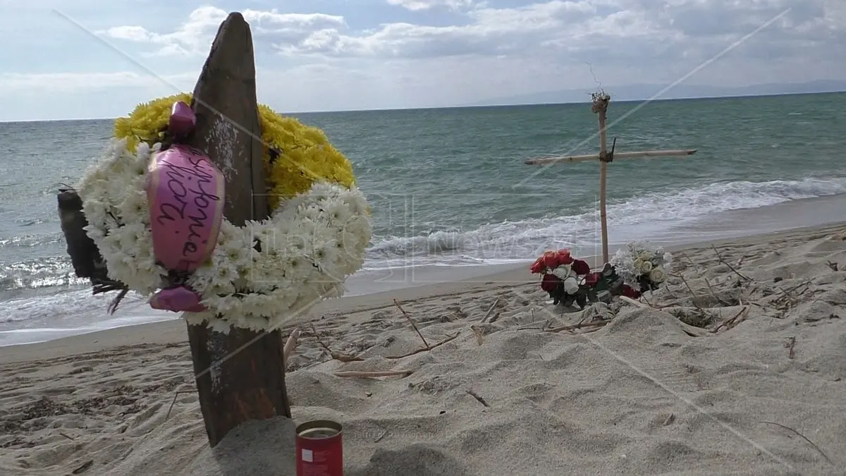 «Il cuore mi si stringe davanti al mare ma dobbiamo essere uniti per mantenere forte la memoria»: l’appello del sindaco di Cutro