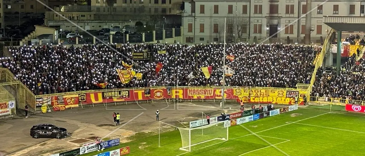 Catanzaro, continua la festa dopo la promozione in B: biglietti polverizzati per la sfida con il Pescara