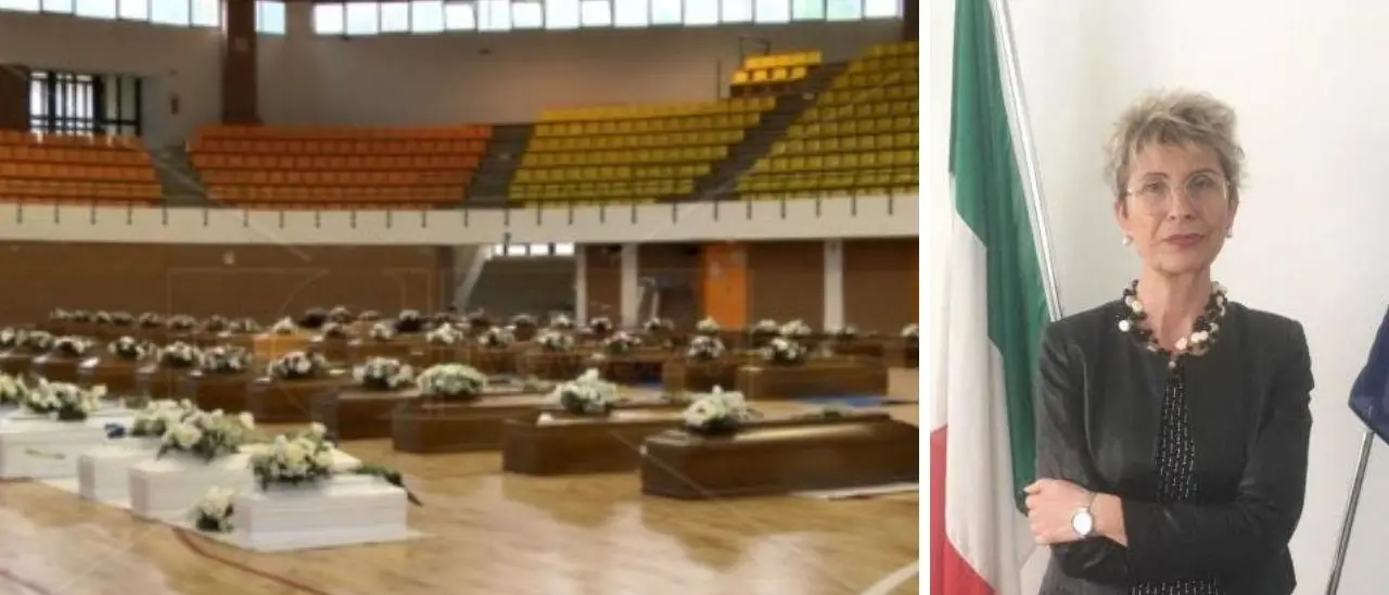 Strage di Cutro, le ultime 11 bare stanno per lasciare il PalaMilone: martedì il Palazzetto dello Sport sarà restituito al Comune