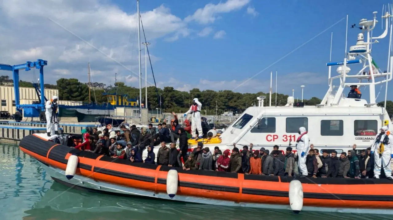 A Roccella Jonica giunti 220 migranti, a bordo anche il cadavere di un 19enne