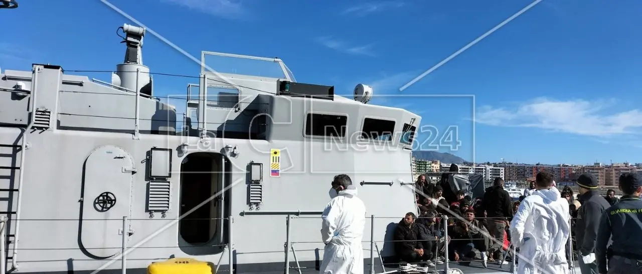 Reggio Calabria, sbarcati al porto 110 migranti e trasferiti a Gallico a causa del forte vento