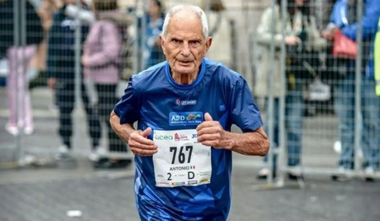 A 90 anni il calabrese Rao conquista il record mondiale di categoria alla Maratona di Roma: «Quando corro mi sento libero»