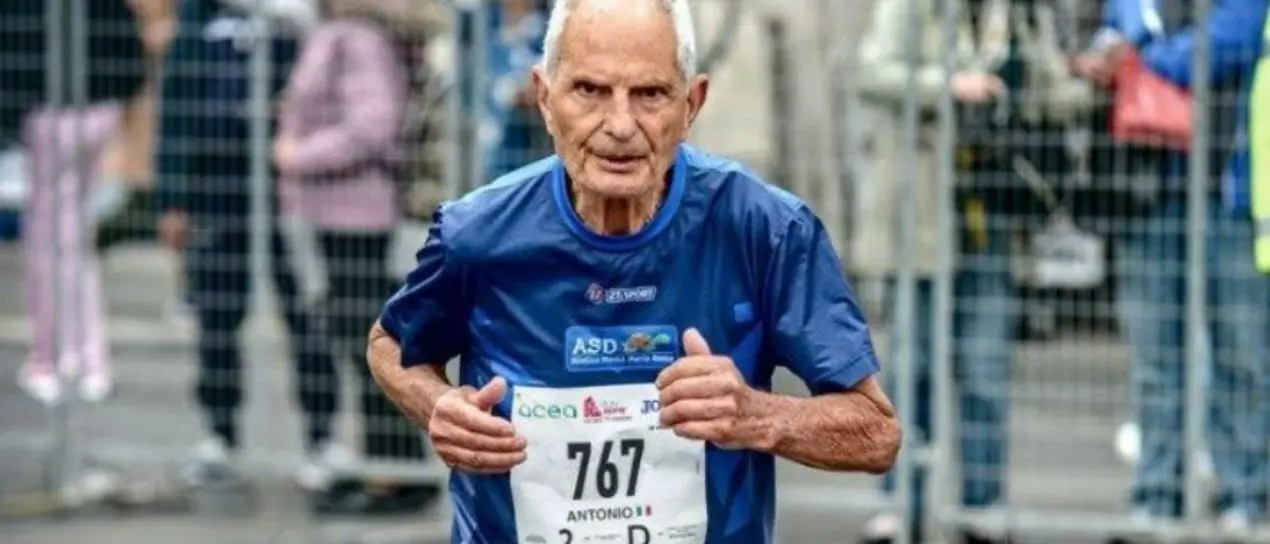 A 90 anni il calabrese Rao conquista il record mondiale di categoria alla Maratona di Roma: «Quando corro mi sento libero»