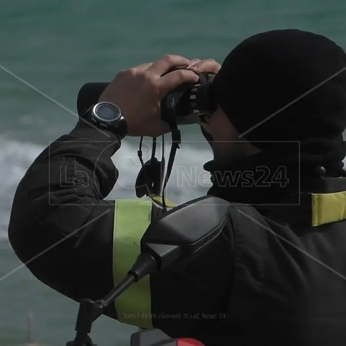 Strage di migranti a Cutro, avvistato in mare il corpo di un uomo al largo della costa di Steccato