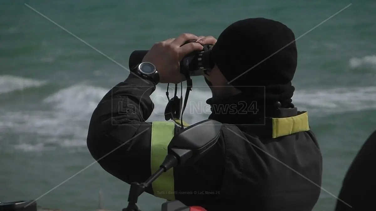 Strage di migranti a Cutro, avvistato in mare il corpo di un uomo al largo della costa di Steccato