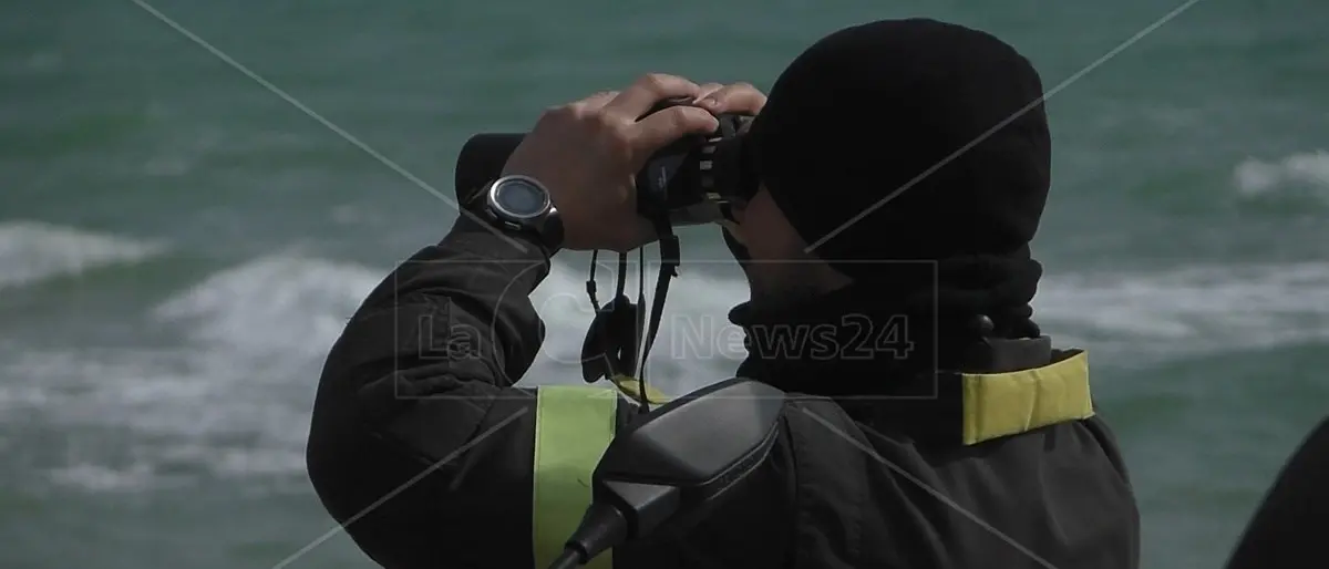 Strage di migranti a Cutro, avvistato in mare il corpo di un uomo al largo della costa di Steccato