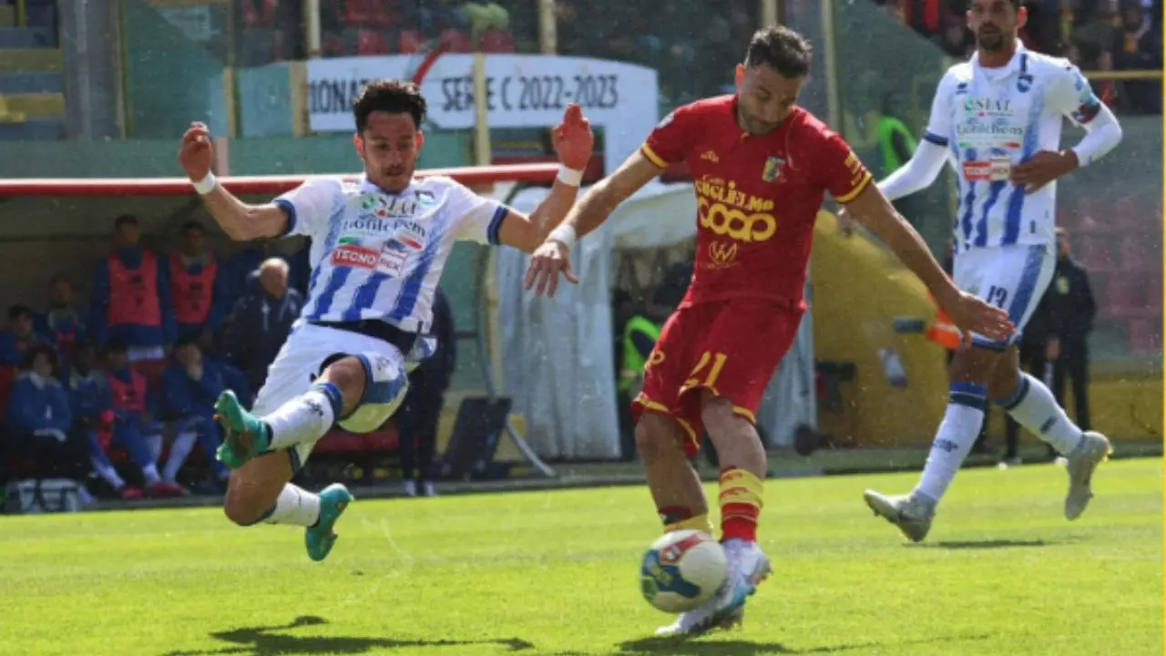 Il Catanzaro, 2 a 2 con il Pescara ma è comunque festa: la cerimonia di premiazione per la promozione in B