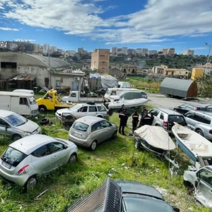 Reggio Calabria, trovate 25 carcasse d’auto abbandonate: denunciato 43enne