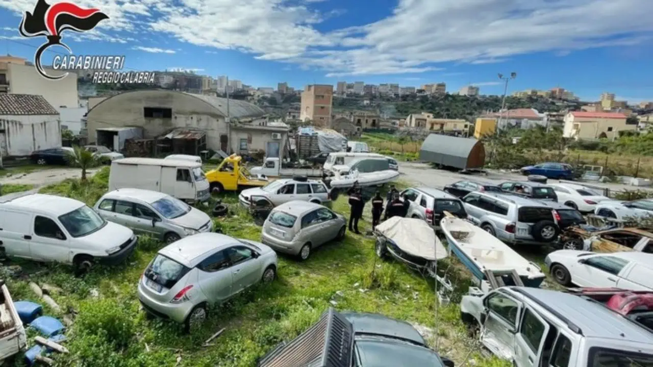 Reggio Calabria, trovate 25 carcasse d’auto abbandonate: denunciato 43enne