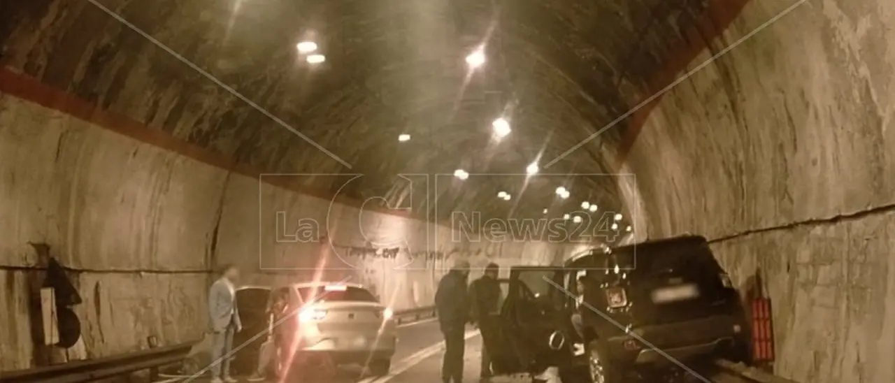 Incidente tra Paola e Cosenza: quattro feriti nell’impatto tra due auto in galleria