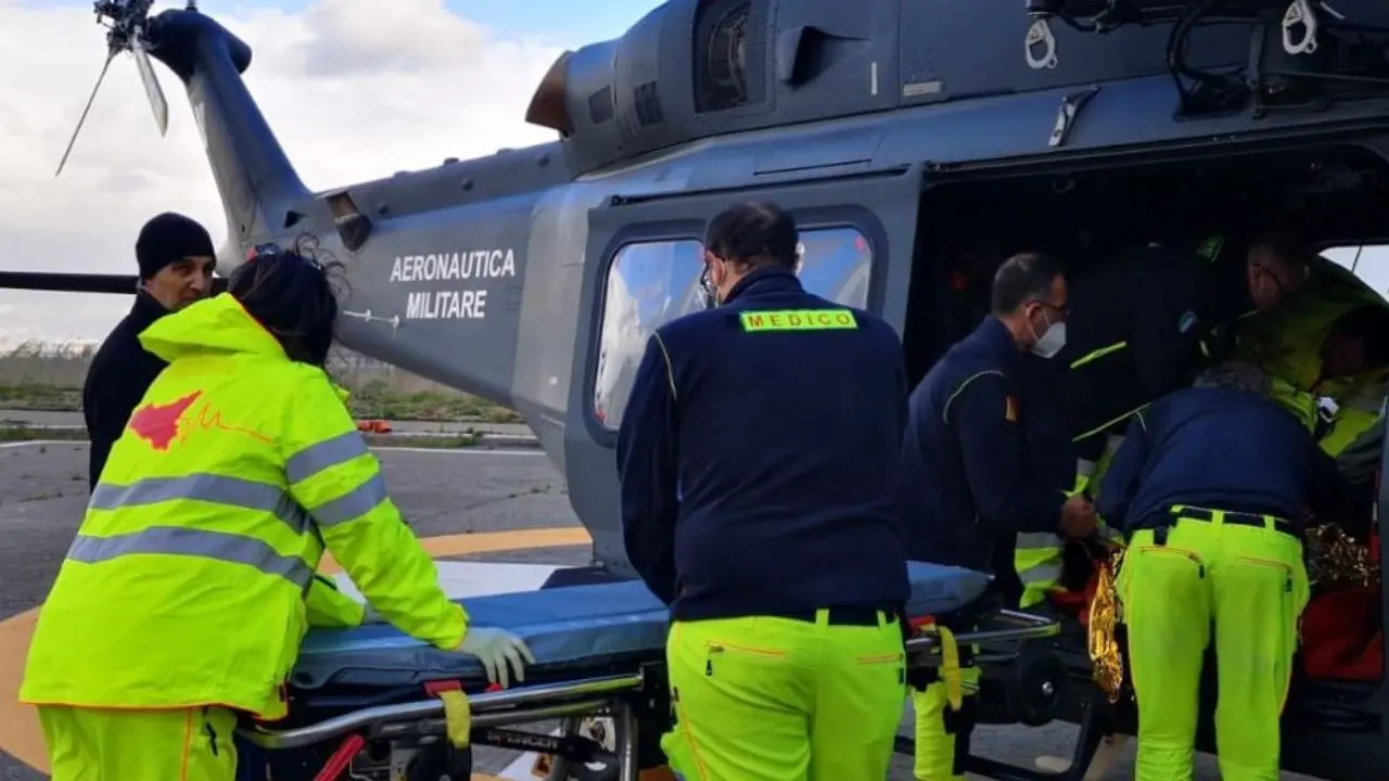 Donna colpita da infarto sull’isola di Lipari trasferita d’urgenza con un elicottero militare a Messina