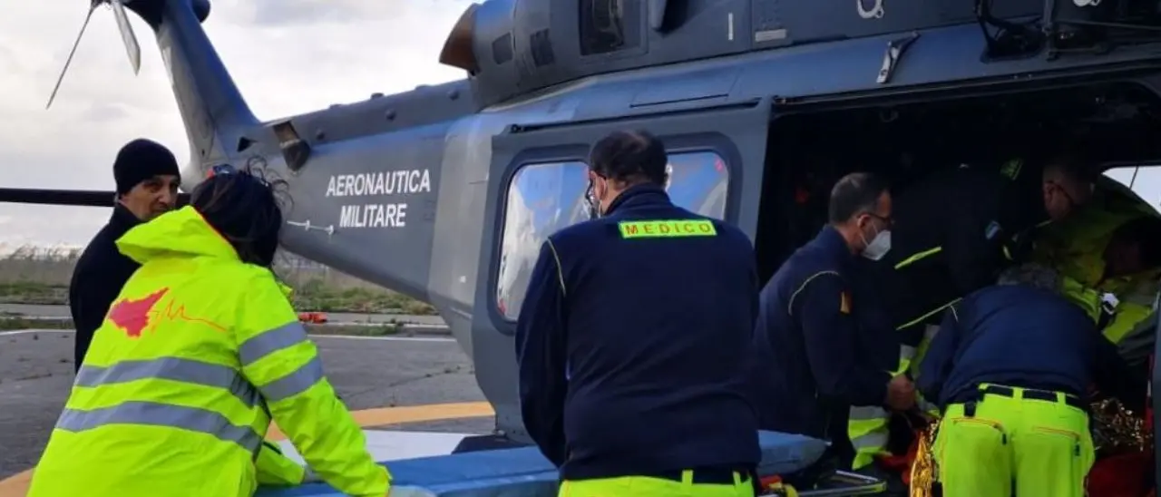 Donna colpita da infarto sull’isola di Lipari trasferita d’urgenza con un elicottero militare a Messina