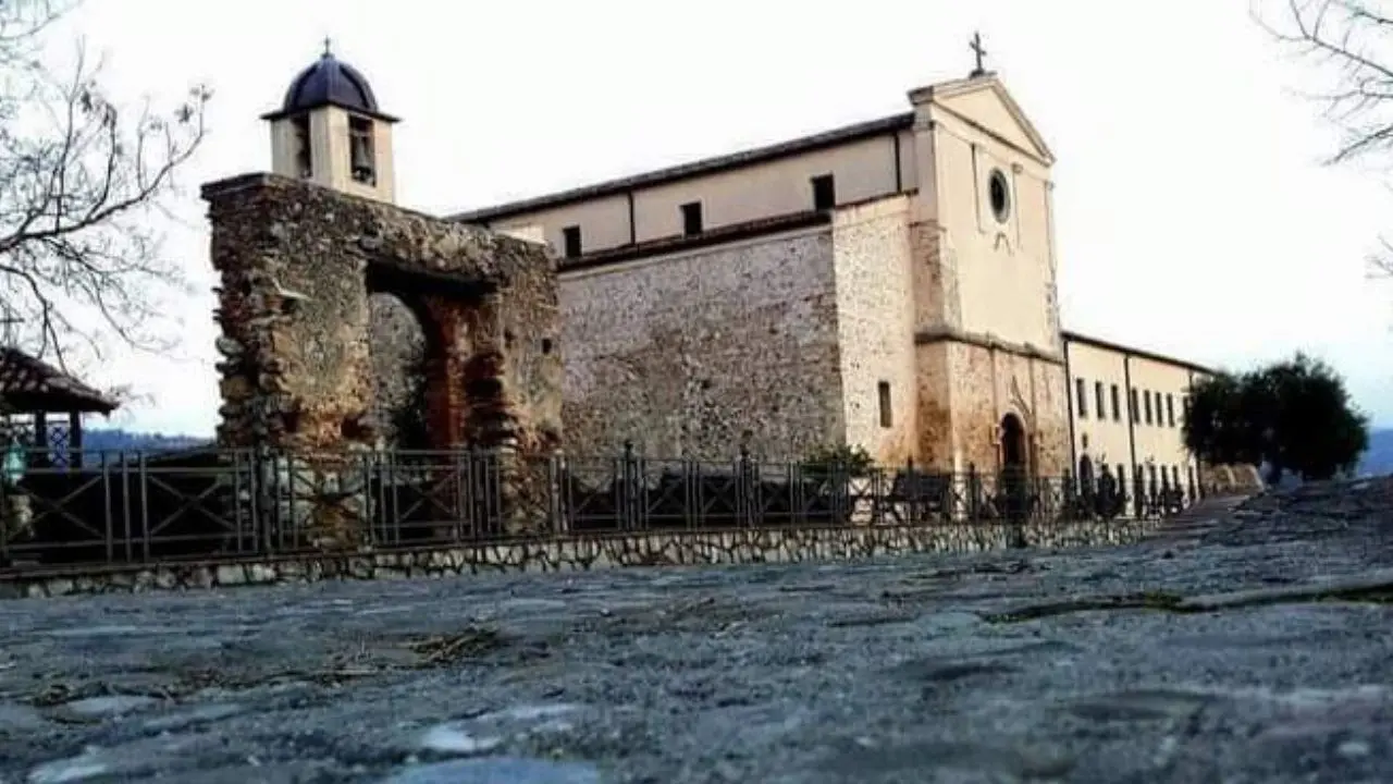 Ladri in azione in chiesa nel Cosentino, rubate offerte dalla cassetta delle elemosine